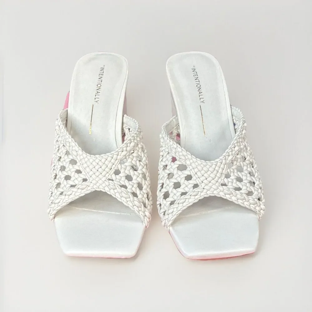 New with box INTENTIONALLY‎ BLANK CASSANDRA VEGAN HEELS Size 5